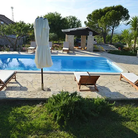 Pavlovi Dvori Holiday home Smilcic