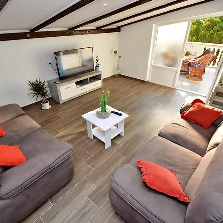 Pavlovi Dvori * Smilcic