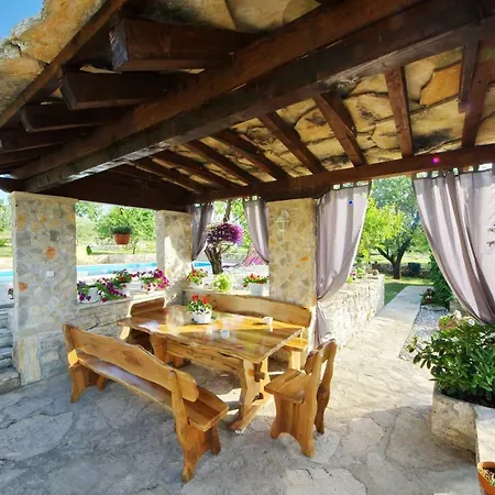 Pavlovi Dvori Holiday home *