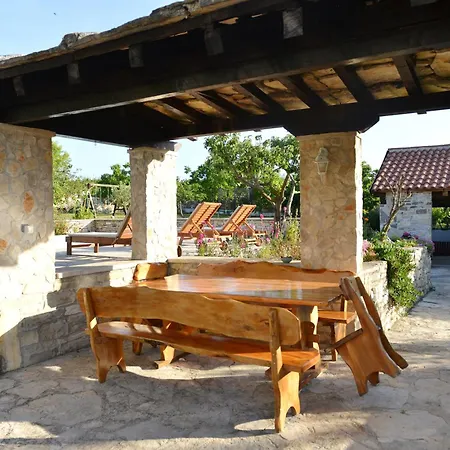 Pavlovi Dvori * Smilcic