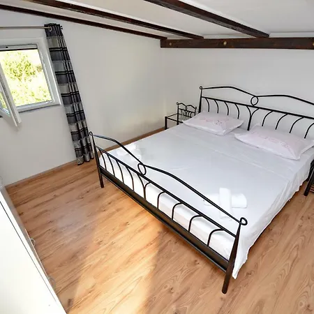 Pavlovi Dvori Smilcic